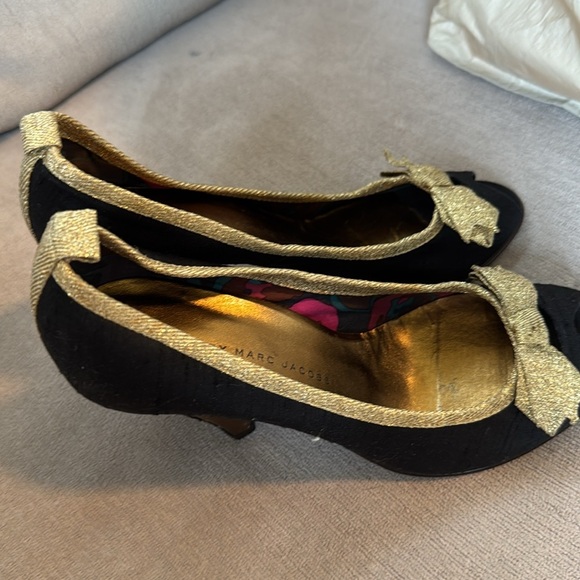 Marc Jacobs Black Gold Satin Bow Peep Toe Heels Size 37 - Picture 3 of 10